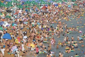 Thousands_of_People_on_The_Beach_of_Chinajpg_mxyvr.jpg